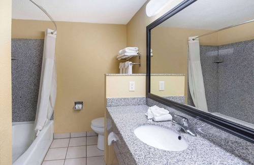 Bloomington Hotel | Quality Inn & Suites Bloomington University Area