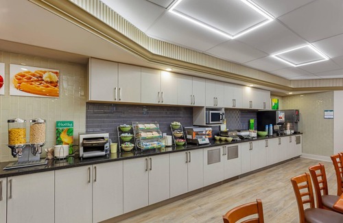 Queen Street Corridor Hotel | Quality Inn & Suites