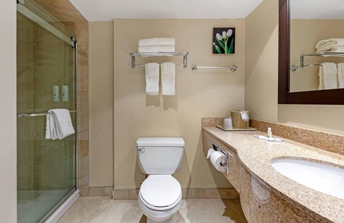 Queen Street Corridor Hotel | Quality Inn & Suites