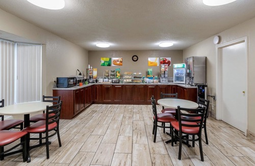 Lovington Hotel | Quality Inn & Suites Des Moines - Merle Hay Road