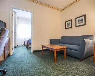 Dixon Hotel | Quality Inn & Suites Dixon near I-88