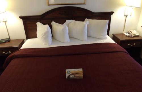 Eldridge Hotel | Quality Inn & Suites Eldridge Davenport North