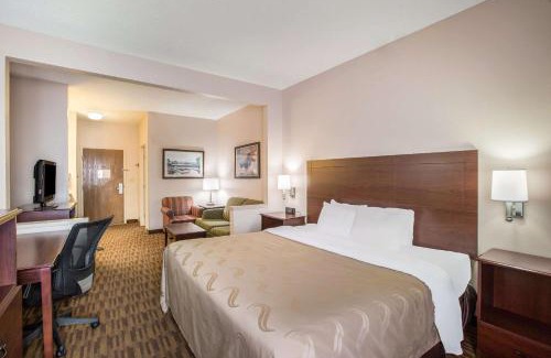 Lawrence Hotel | Quality Inn & Suites Lawrence - University Area