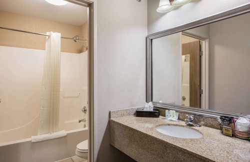 Lawrence Hotel | Quality Inn & Suites Lawrence - University Area