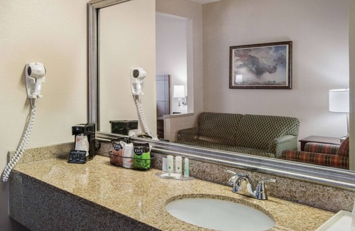 Lawrence Hotel | Quality Inn & Suites Lawrence - University Area