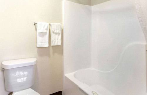 Metropolis Hotel | Quality Inn & Suites Metropolis I-24