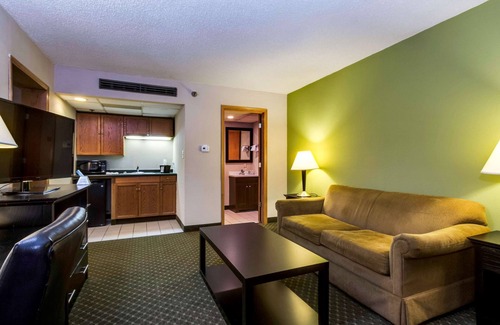 Quad Cities Hotel | Quality Inn & Suites Moline - Quad Cities