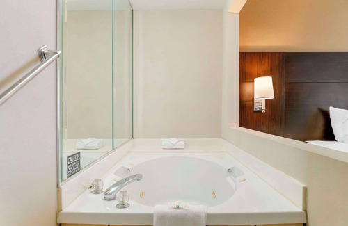 Monroe Hotel | Quality Inn & Suites Monroe