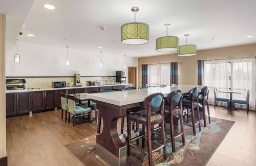 Quincy Hotel | Quality Inn & Suites Quincy - Downtown
