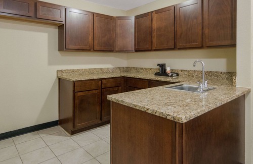 Roanoke Hotel | Quality Inn & Suites Roanoke - Fort Worth North