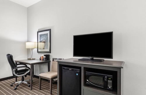 Pearsall Hotel | Quality Inn & Suites