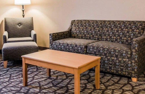 Warren Hotel | Quality Inn & Suites Warren - Detroit