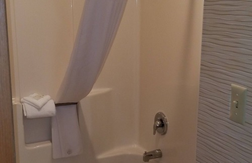 Warren Hotel | Quality Inn & Suites Warren - Detroit
