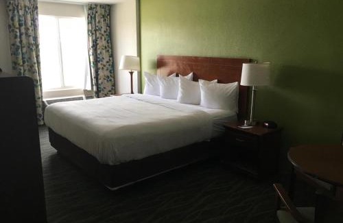 Fairview Shores Hotel | Quality Inn & Suites Winter Park Village Area
