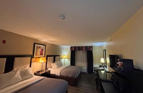 Woodstock Hotel | Quality Inn & Suites Woodstock near Lake Geneva
