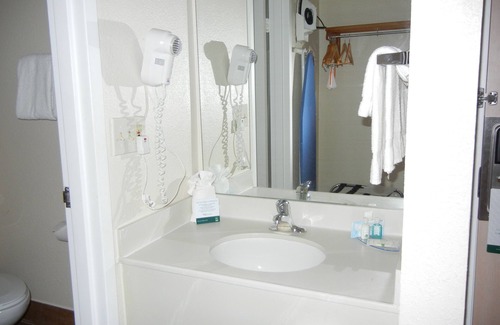Holland Hotel | Quality Inn Toledo Airport