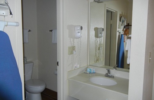 Holland Hotel | Quality Inn Toledo Airport