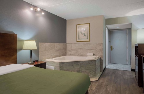 Toledo Hotel | Quality Inn Toledo