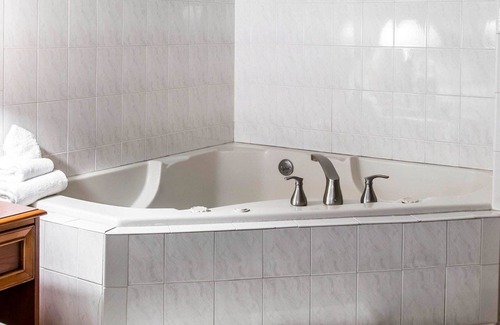 Southfield Hotel | Quality Inn