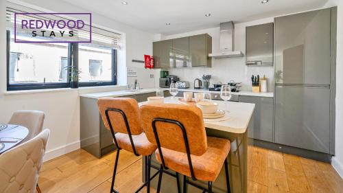 Camberley Apartment | QUALITY SERVICED APARTMENTS IN CAMBERLEY TOWN CENTRE, FREE WiFi, PERFECT FOR BUSINESS STAYS, FAMILIES, RELOCATIONS, EXTENDED STAYS, AND EMERGENCY ACCOMMODATION by REDWOOD STAYS