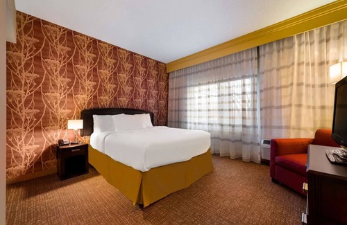 Novi Hotel | Quality Stay with Convenient Parking, Pool, and Proximity to Local Landmarks