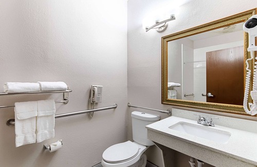 Franklin Park Hotel | Quality Suites Austin South St. Elmo District