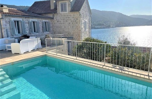 Vis Villa | QUALITY VILLA WITH STUNNING VIEWS, NEAR THE SEA, BEACHES, SHOPS, AND RESTAURANTS