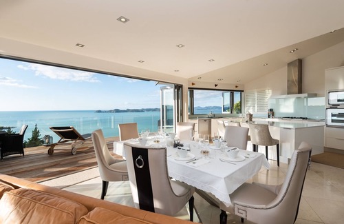 Russell Villa | Qualmark 5 Star Luxury Accommodation with stunning views over Long Beach
