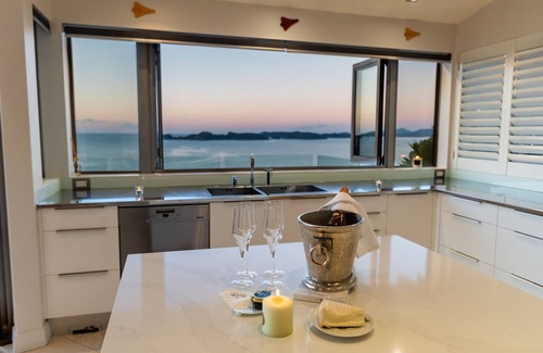 Russell Villa | Qualmark 5 Star Luxury Accommodation with stunning views over Long Beach