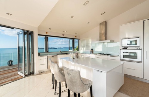Russell Villa | Qualmark 5 Star Luxury Accommodation with stunning views over Long Beach