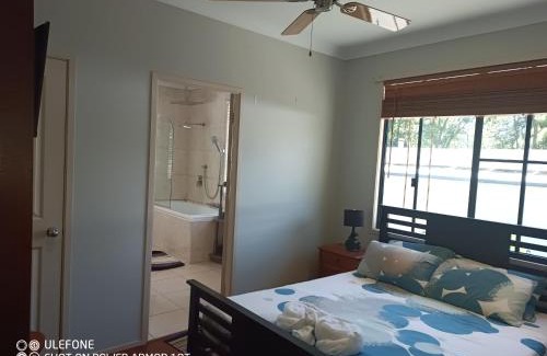 Repentance Creek Hotel | Quand0ng Valley Inn The Waterfall Room