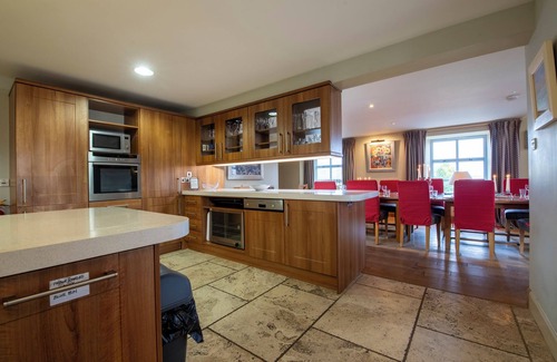 Munlochy Cottage | QUARRYFIELD, pet friendly, with hot tub in Inverness