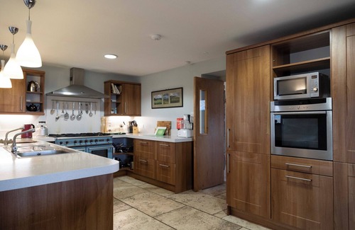 Munlochy Cottage | QUARRYFIELD, pet friendly, with hot tub in Inverness