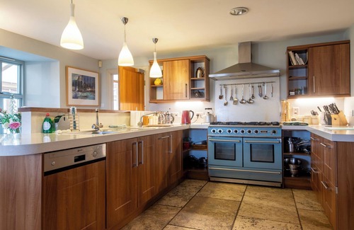 Munlochy Cottage | QUARRYFIELD, pet friendly, with hot tub in Inverness