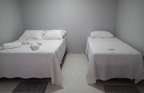 Vila Yolanda Apartment | Quarto Espaçoso no Centro de Foz