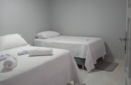 Vila Yolanda Apartment | Quarto Espaçoso no Centro de Foz
