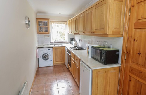 Inishnee Cottage | QUAYSIDE HOUSE, family friendly in Roundstone, County Galway