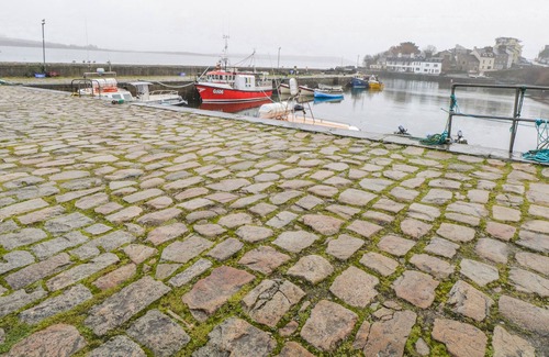 Roundstone Cottage | QUAYSIDE HOUSE, family friendly in Roundstone, County Galway