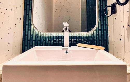 Kelapa Gading Timur Hotel | Qube Hotel by 98hospitality