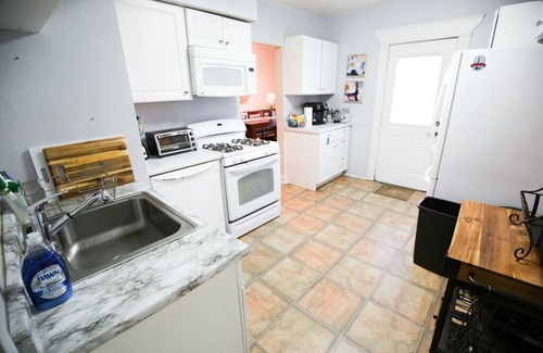 Northeast Minneapolis Arts District House | Queen Anne Mansion ★5BR★FastWifi★Cable★65"TV★Brkfst