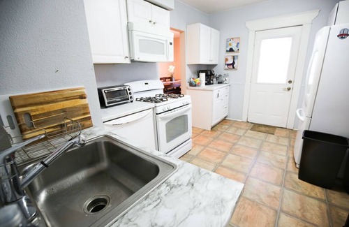 Northeast Minneapolis Arts District House | Queen Anne Mansion ★5BR★FastWifi★Cable★65"TV★Brkfst