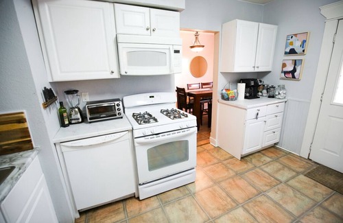 Northeast Minneapolis Arts District House | Queen Anne Mansion ★5BR★FastWifi★Cable★65"TV★Brkfst