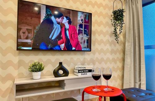 Miyakojima Apartment | Queen bed 50inch TV Convenience store 1 min walk Washing machine Netflix