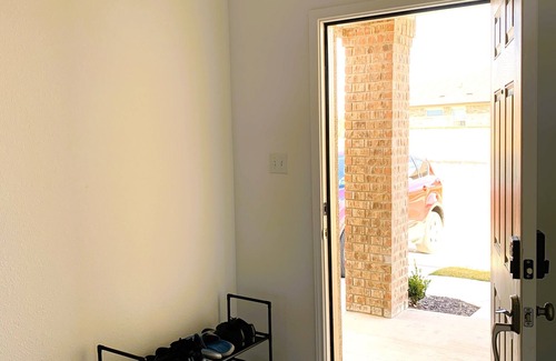 Hutto House | Queen Bed Private Bath in Lovely house in charming Hutto
