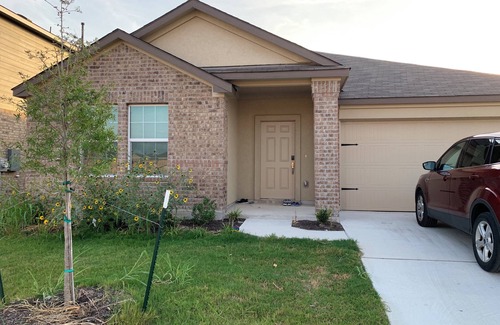 Hutto House | Queen Bed Private Bath in Lovely house in charming Hutto