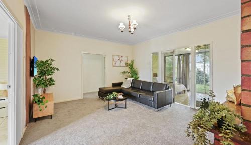 Beenleigh House | Queen Bed Shared Bath, 5BR Home In Beenleigh For 2 Bedroom1