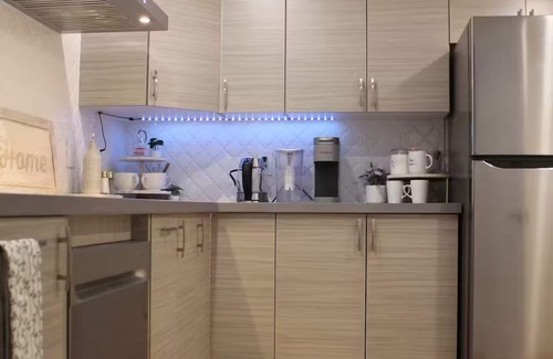 Barrie Apartment | Queen Bed Suite- Private Entrance