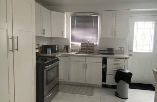 Lakeview House | QUEEN BEDROOM #2 WITH FREE PARKING