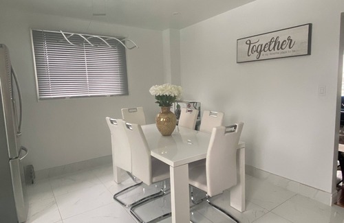 Lakeview House | QUEEN BEDROOM #2 WITH FREE PARKING