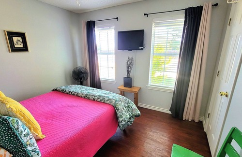 Woodway House | ★Queen Bedroom for 2 People in private home★30+ Amenities★Clean★Quiet